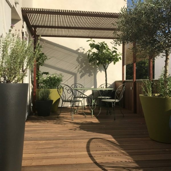 Balcoon paysagiste petite terrasse montmartre pergola a l'ombre